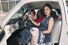 Blick in ein Auto, in dem drei Frauen sitzen