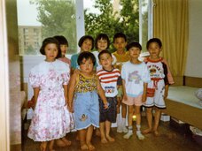 Kinderbild von Sung Tieu zusammen mit weiteren Kindern, aufgenommen in einem Zimmer des Wohnheims in der Berliner Gehrenseestraße