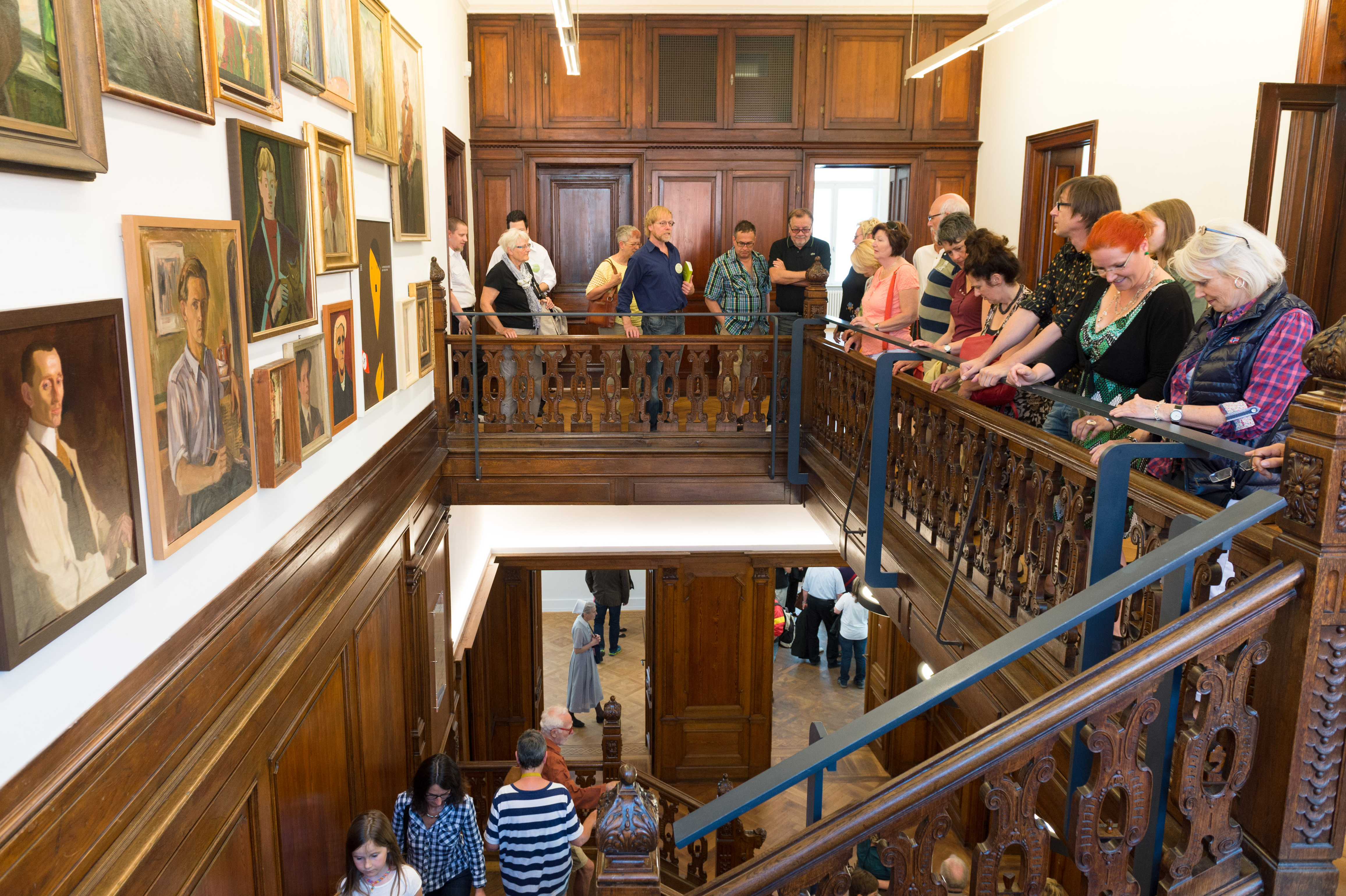 Viele Besucher im Treppenhaus der Kunstvilla