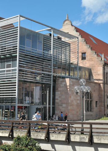 Das Künstlerhaus mit seinem modernen Glasbau heute