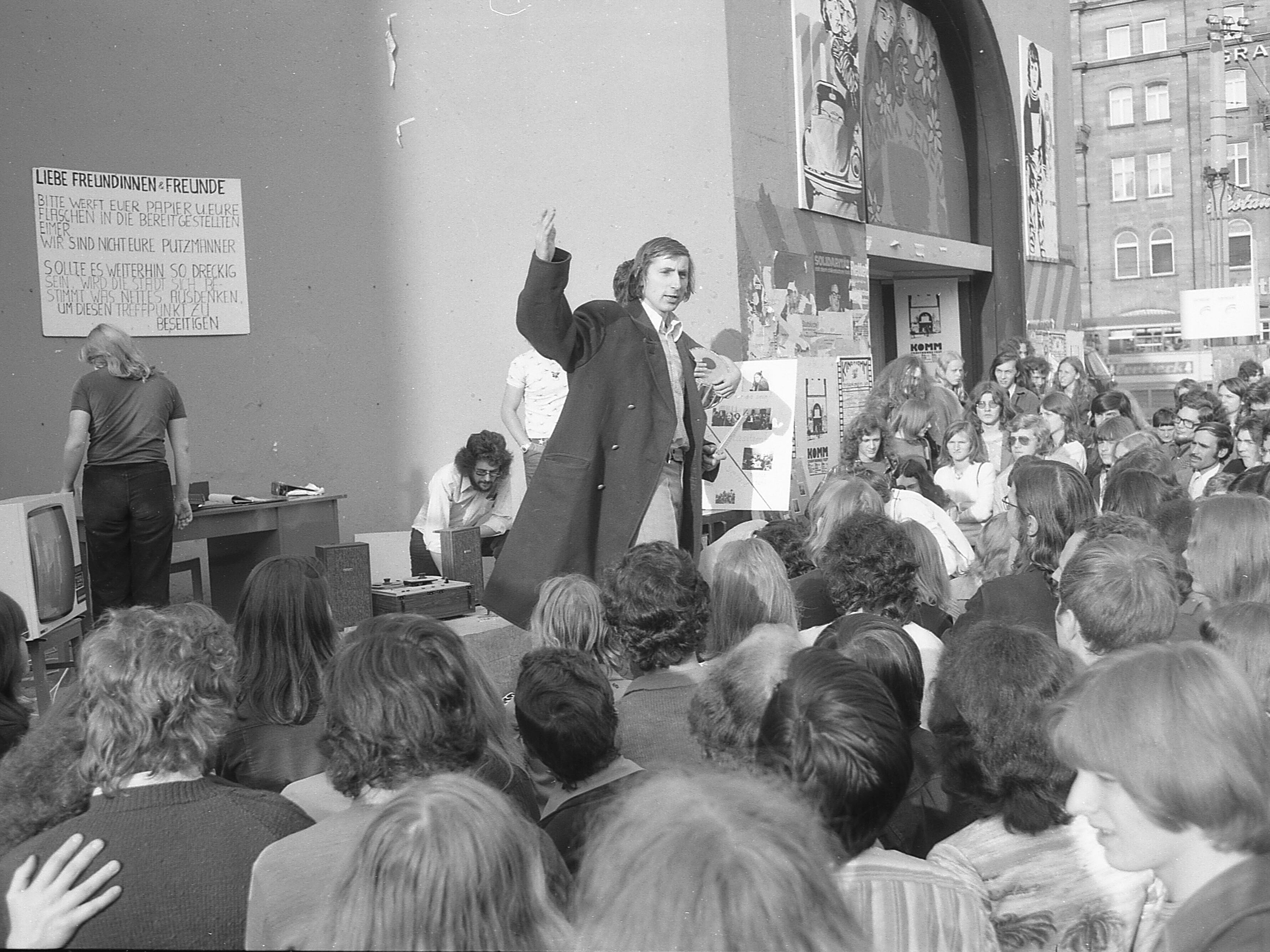 Michael Popp vor dem KOMM