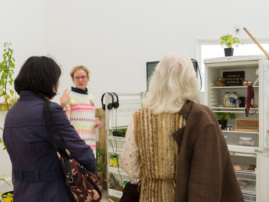 Das Foto zeigt Besucherinnen in der Ausstellung Hidden Beauty im Gespräch mit einer Museumsführerin.