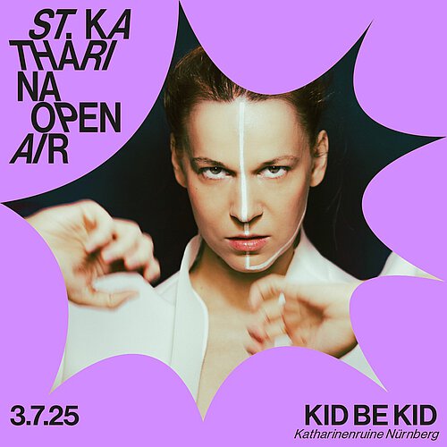 eine Frau in weißem Oberteil, die Haare nach hinten gebunden + Konzerttermin 03.07.