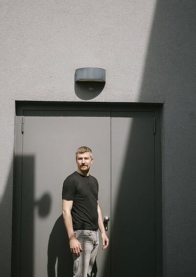 ©Sebastian Autenrieth Sebastian Eilers vor der Fassade der Tafelhalle