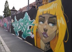 Graffiti-Kunst am Bauzaun entlang des Künstlerhauses