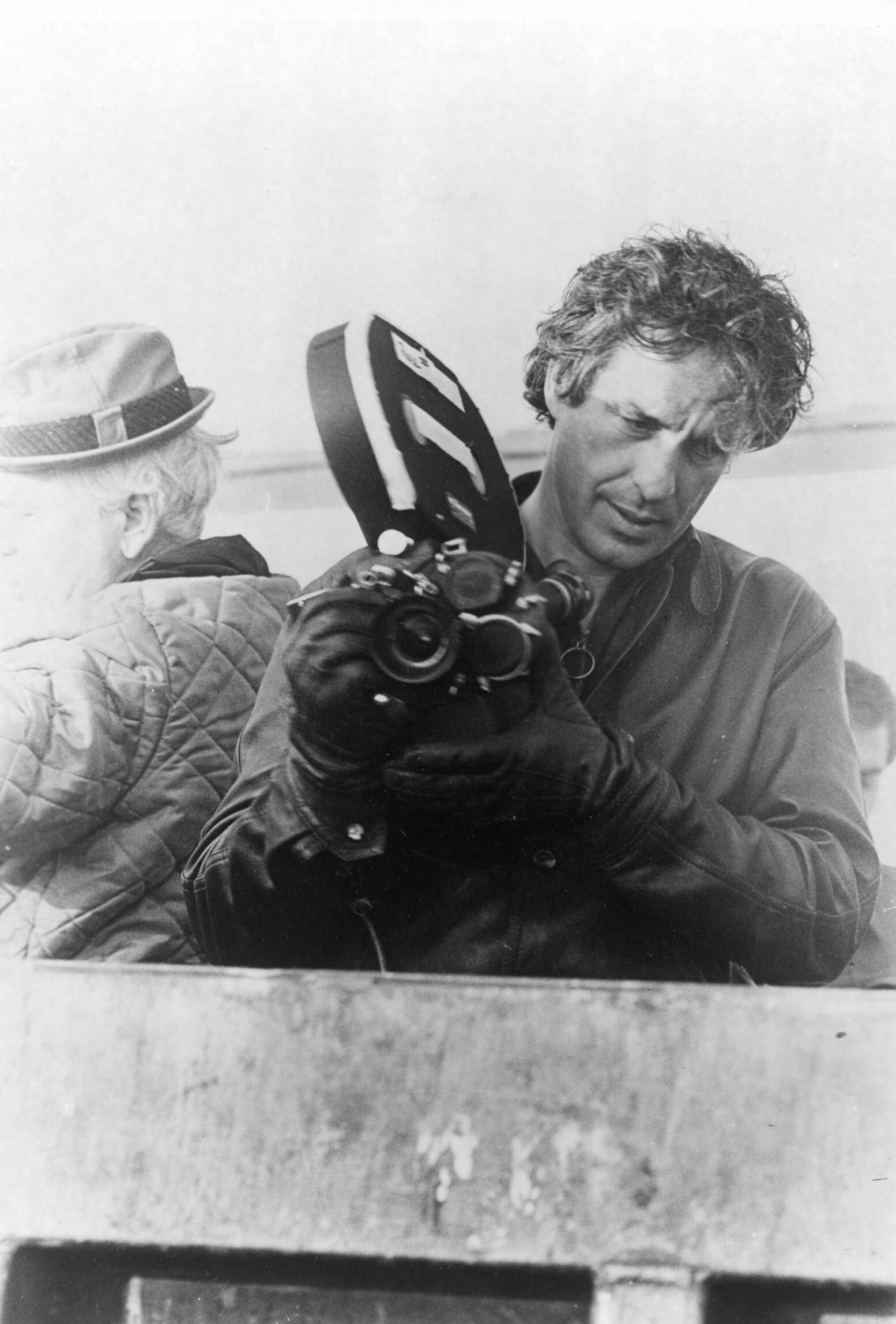 Portraifotografie von John Cassavetes mit einer Filmkamera