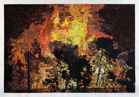 Die Collage Es brennt von Marcel Odenbach zeigt einen großen Brand, im Vordergrund sind Bäume und ein Zaun zu sehen