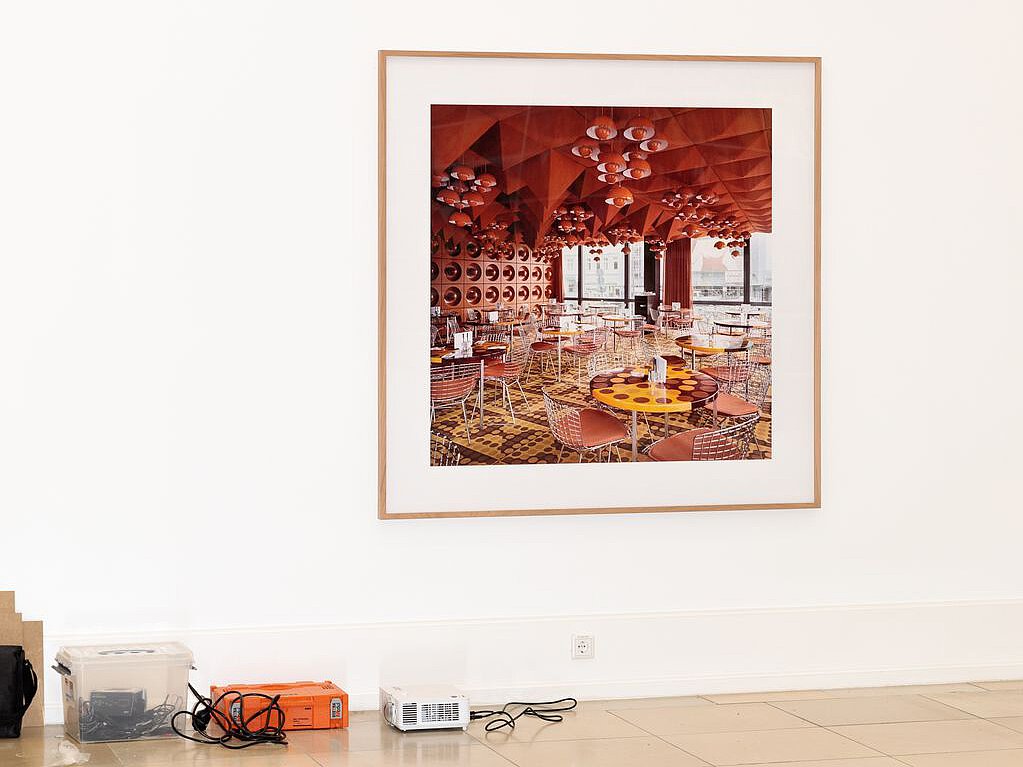 Foto von Candida Höfer zeigt die ehemalige Kantine des Magazins Der Spielel