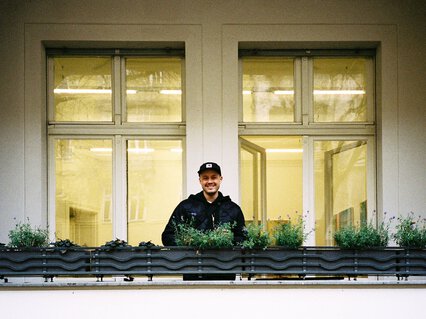 Porträt des Künstlers Fabian Treiber, fotografiert von Nils Müller