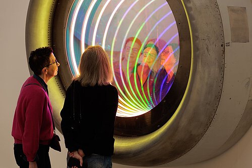 Airbustriebwerk mit doppelten Spiegeln, die unendliche regenbogenfarbige Lichtkreise erzeugen
