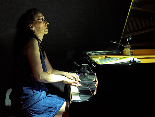 Die Musikerin Eunice Martins am Flügel