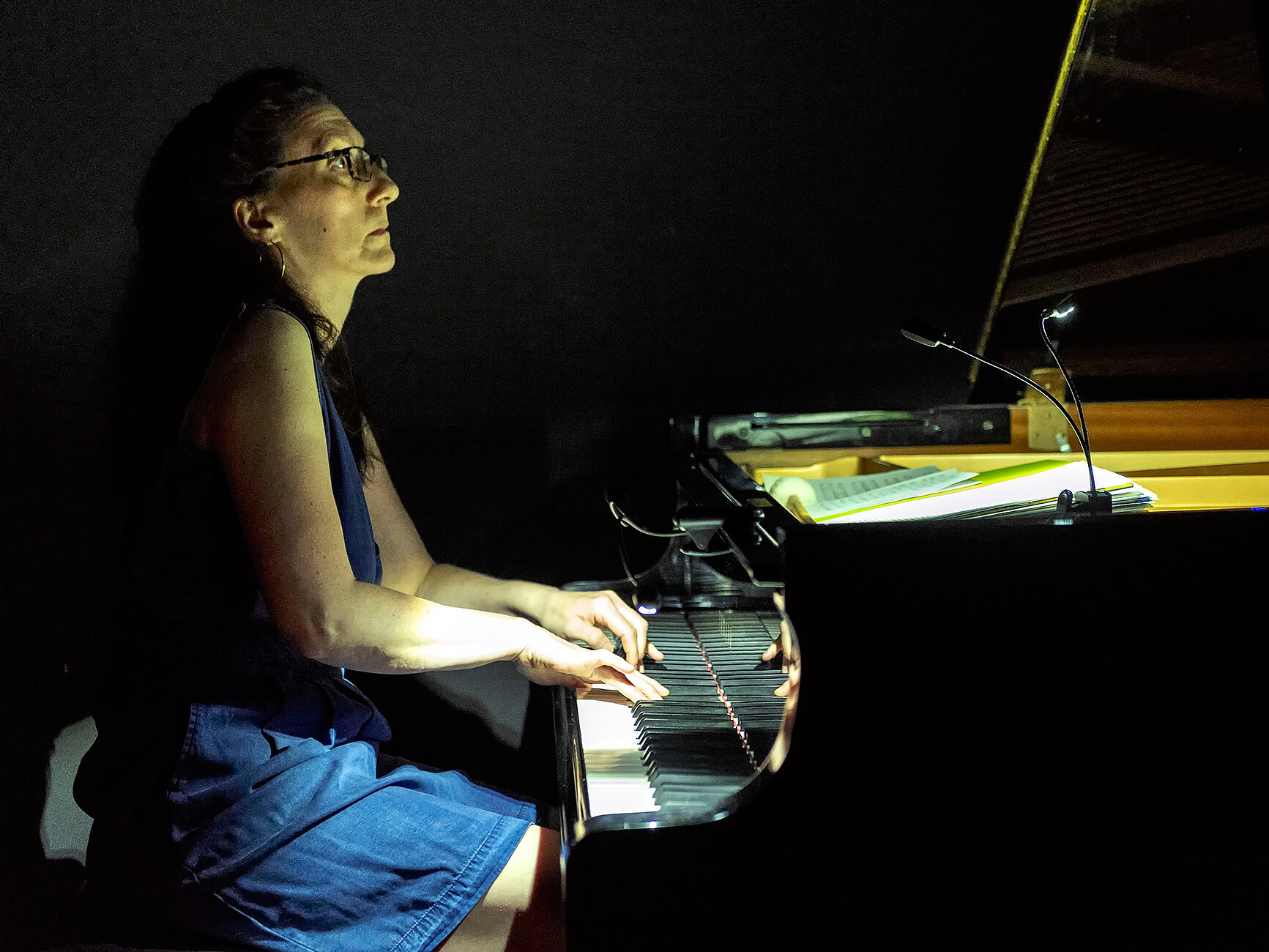 Die Musikerin Eunice Martins am Flügel