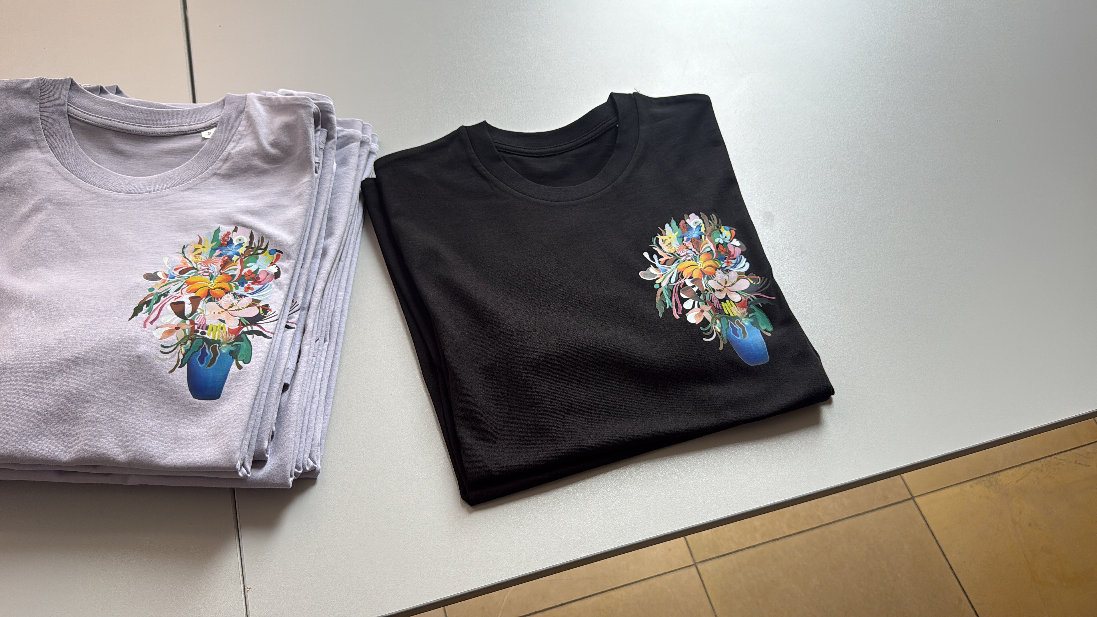 T-Shirt mit Blumen-Motiv von Monika Michalko. 