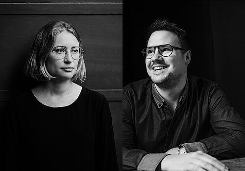 zwei schwarz weiß Proträts, eines mit einer Frau mit schulterlangen Haaren und Brille und das andere von einem Mann mit Brille