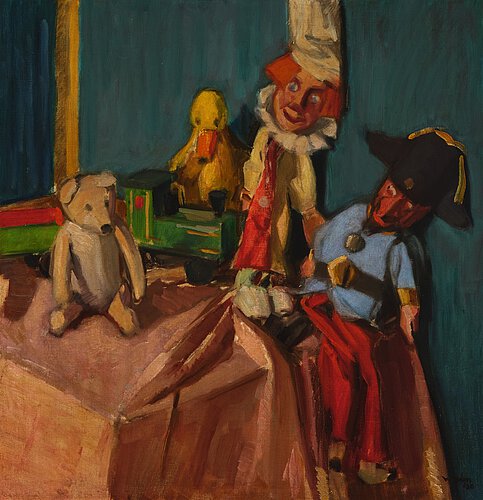 Ein Bär, ein Holzzug, eine Spielente und zwei Kasperlestheaterpuppen auf einem Tisch. 