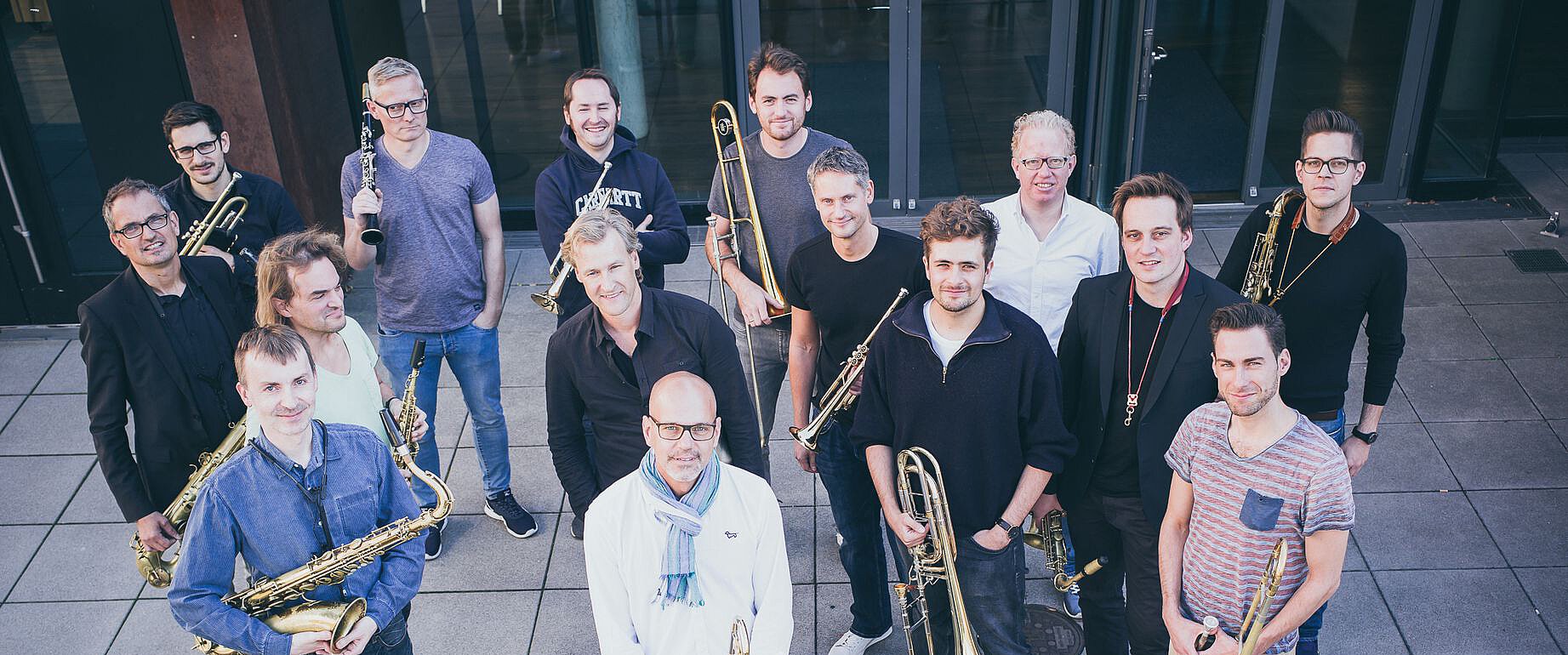 Gruppenbild des Sunday Night Orchestra vor der Tafelhalle