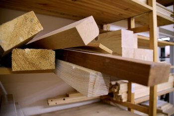 Das Foto zeigt mehrere Holzlatten in einem Regal