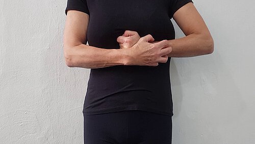 zwei Tänzerinnen auf der Bühne in Pose, beide schwarz gekleidet