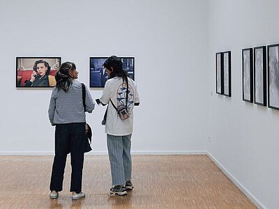 Menschen in der Ausstellung