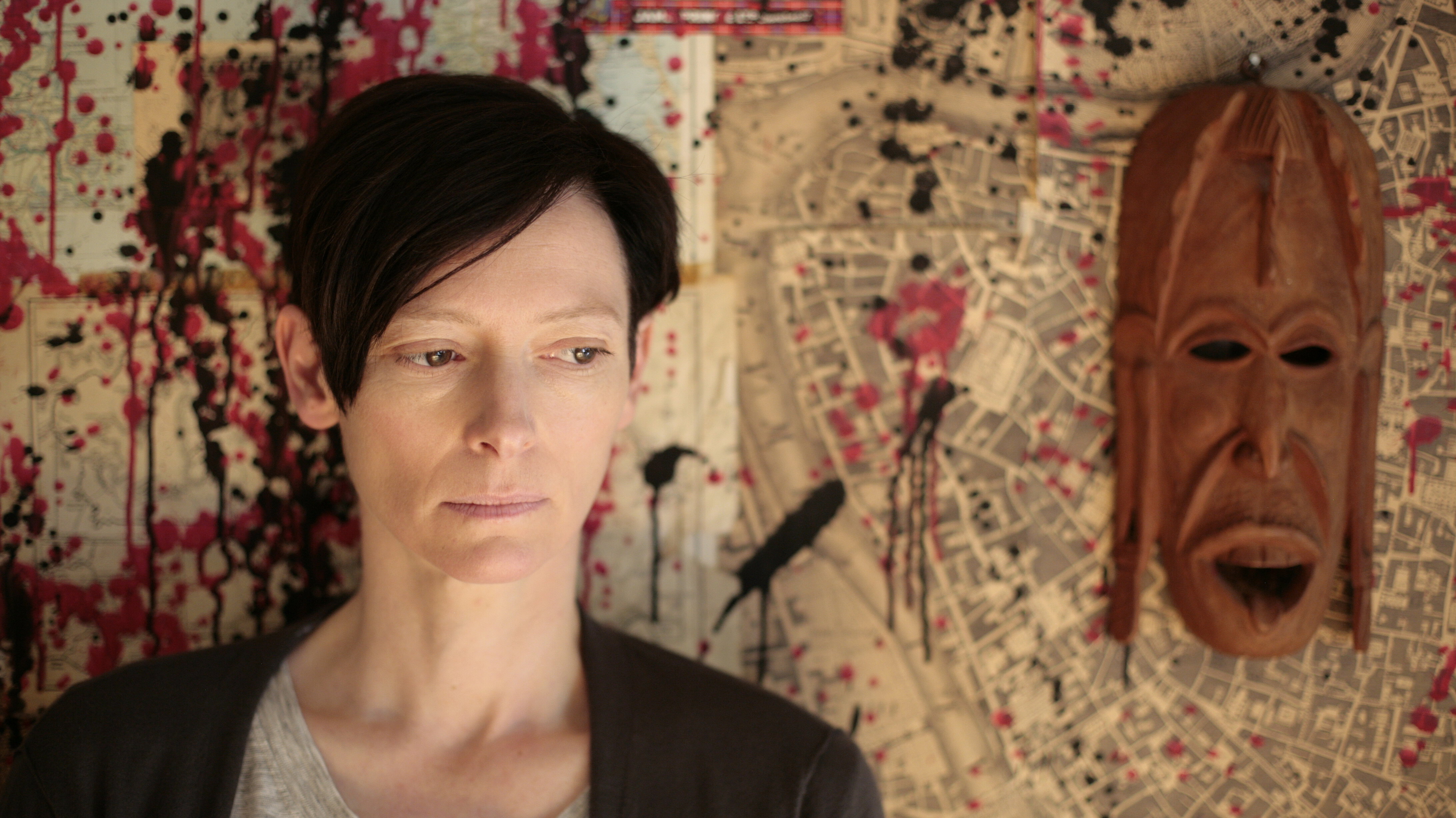 Szenenbild aus dem Film WE NEED TO TALK ABOUT KEVIN mit Tilda Swinton