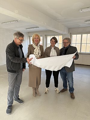 Andrew Schneider, Prof. Dr. Julia Lehner, Dr. Harriet Zilch und Michael Bader in einem der Ateliers in der Peuntgasse