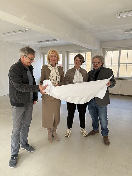 Andrew Schneider, Prof. Dr. Julia Lehner, Dr. Harriet Zilch und Michael Bader in einem der Ateliers in der Peuntgasse