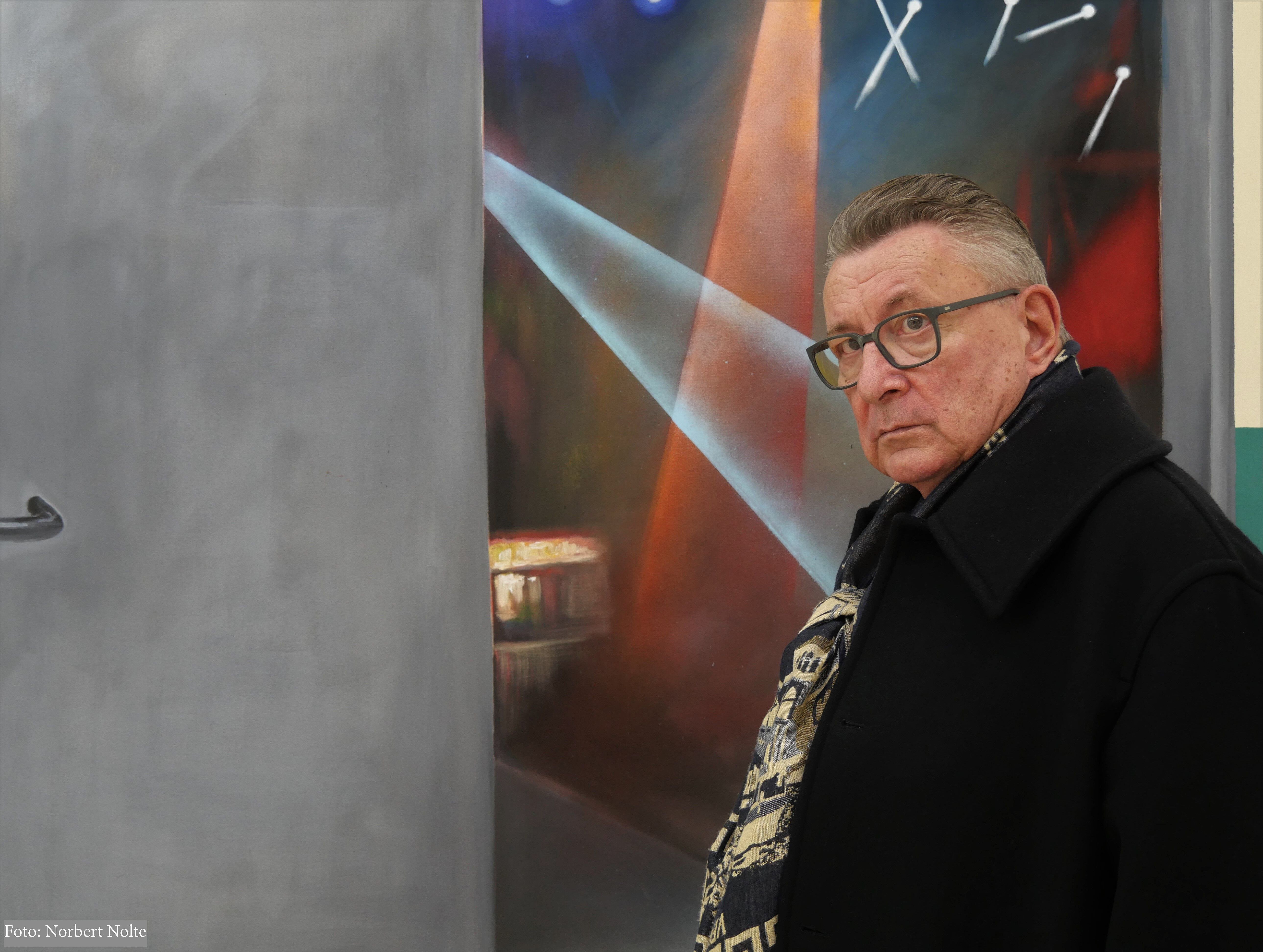 Andreas Schulze vor einem seiner Gemälde