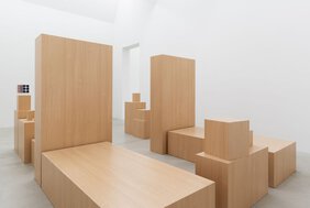 Installation stellt die Wohnsituation von Sung Tieu Im Wohnheim mit minimalistischen Holzobjekten nach 