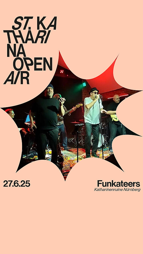 Neben dem Logo des st. katharina open air ist ein Fleck auf dem ansonsten beigen Hintergrund. In dem Fleck stehen auf einer Bühne verschiedene Musiker, die bei rotem Hintergrundlicht performen.