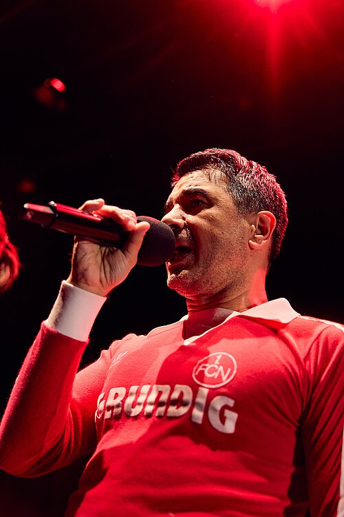 ein Mann in einem Trikot des 1. FCN