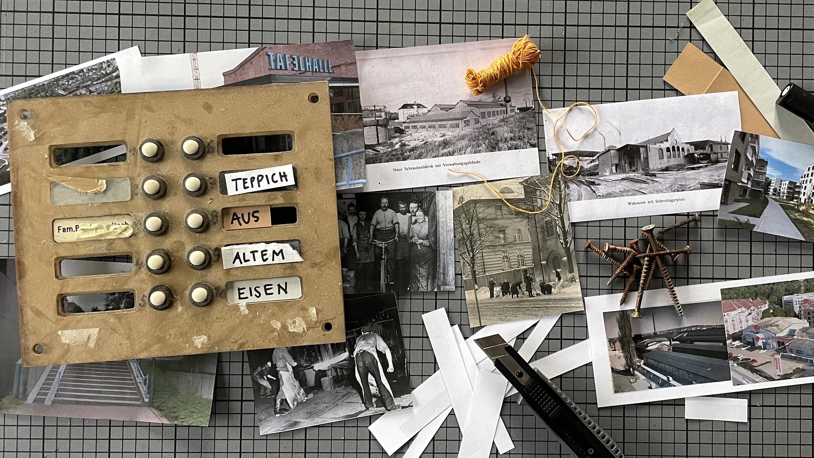 Altes Klingelschild mit handbeschrifteten Zetteln 'TEPPICH AUS ALTEM EISEN' neben historischen Schwarz-weiß-Fotos und einem Knäuel gelber Schnur