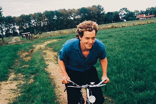 ein Mann fährt auf einem Feldweg Fahrrad 