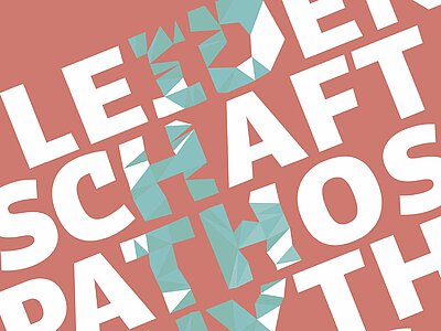 Weiße Großbuchstaben bilden die Worte 'LEIDENSCHAFT PATHOS RHYTHMUS' auf rotem Hintergrund, teilweise von blauen, geometrischen Formen überlagert.