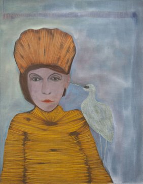 Frau mit Hut, der ein Vogel mit langem Schnabel auf der Schulter sitzt und ihr ins Ohr flüstert