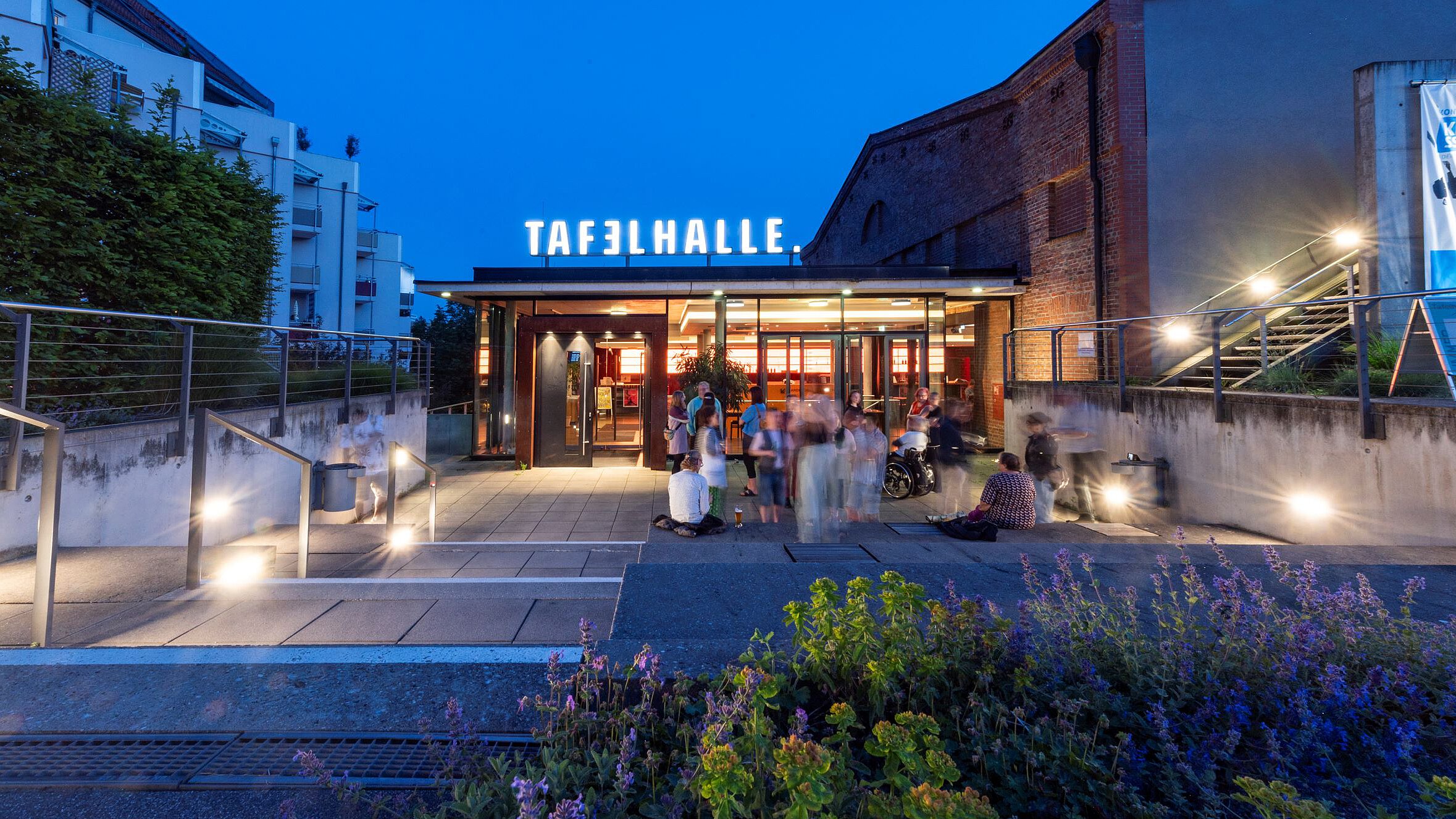 Außenansicht der Tafelhalle bei Dämmerung