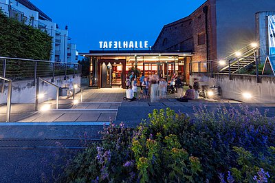 Außenansicht der Tafelhalle in der Abenddämmerung