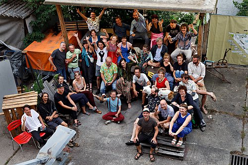 Foto von oben auf die Akteure und Akteurinnen des heizhaus.