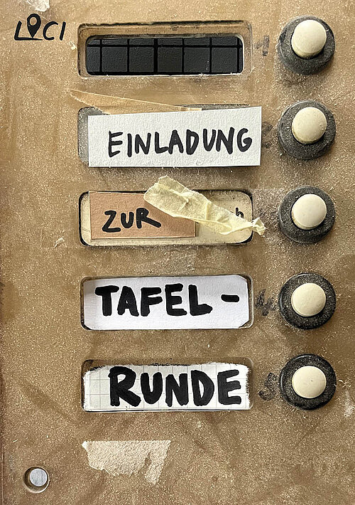 Collage aus Fotos und einem Klingelschild "Teppich aus altem Eisen"