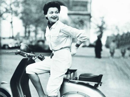 Modefoto einer feschen Roller-Fahrerin (Dior, 1952)
