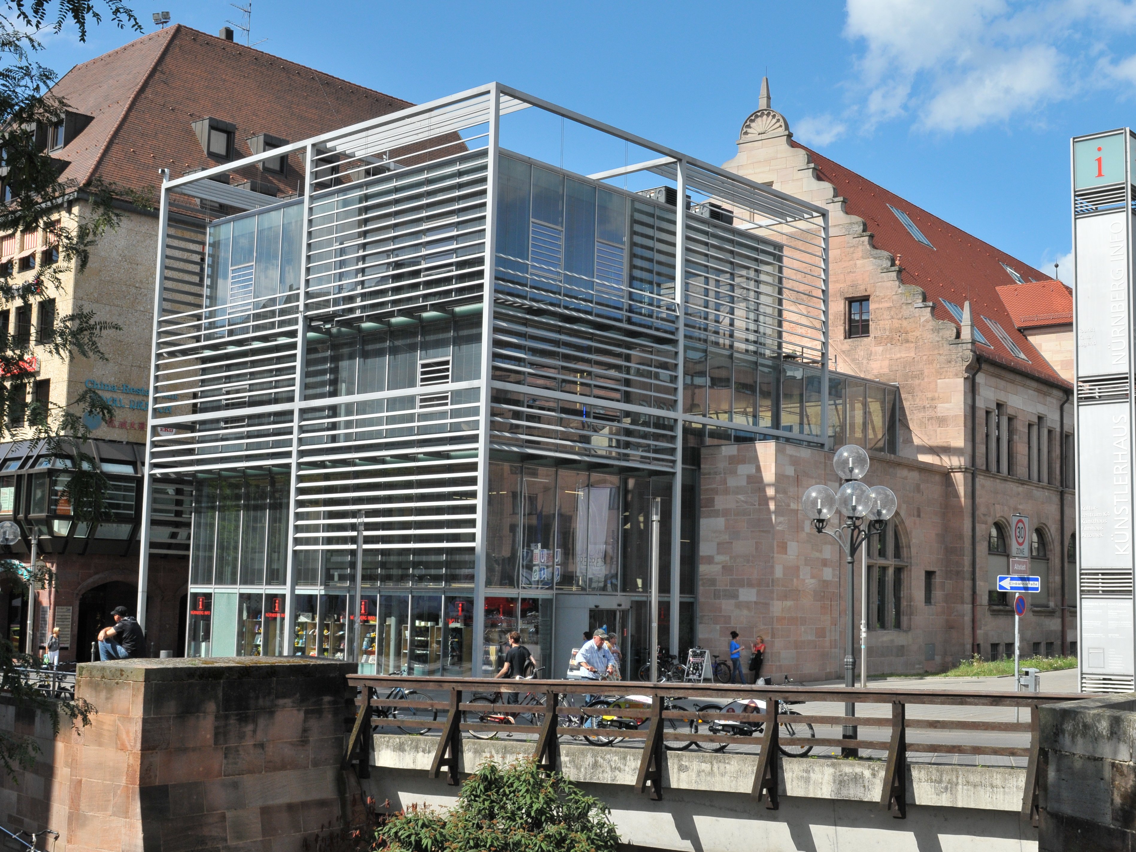 Außenansicht des Künstlerhauses mit gläsernem Kopfbau, dem Sitz der Kultur Information, im Vordergrund