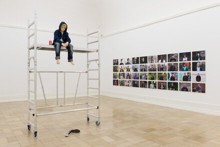 Blick in den Ausstellungsraum der Kunsthalle Nürnberg in der Ausstellung Forever Young mit Werken von Elmgreen & Dragset und Martin Brand