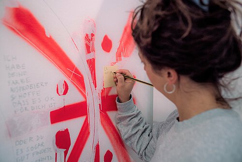 Künstlerin bei der Arbeit