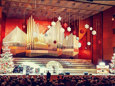 Foto des Saals der Meistersingerhalle mit Bühne und Publikum.