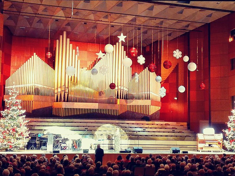 Foto des Saals der Meistersingerhalle mit Bühne und Publikum.