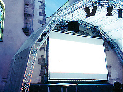 Filmleinwand vor historischer Kulisse