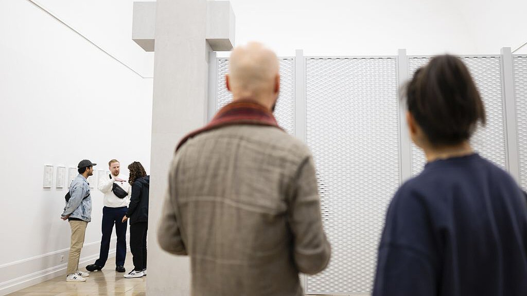 Blick in den großen Ausstellungsraum 