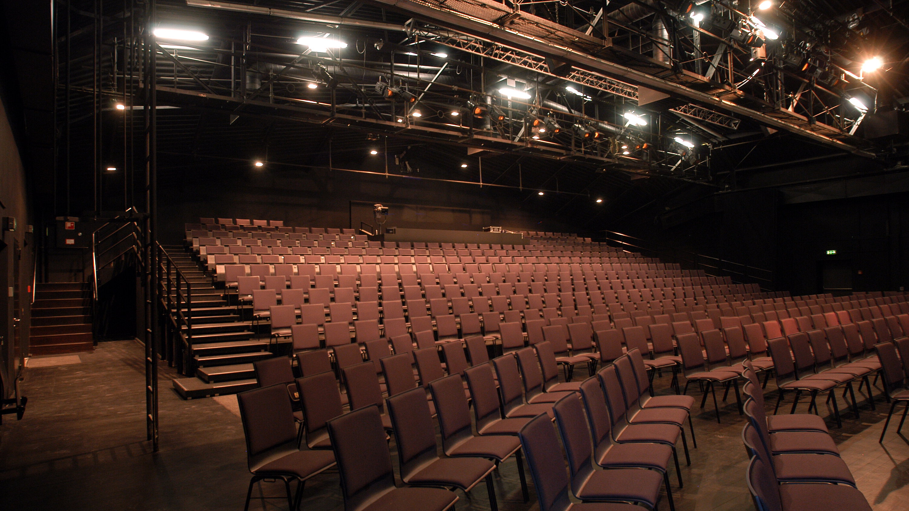 Foto: Anja Common leerer Theatersaal mit Sitzmöglichkeiten