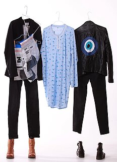 Kleidung hängt an Bügeln