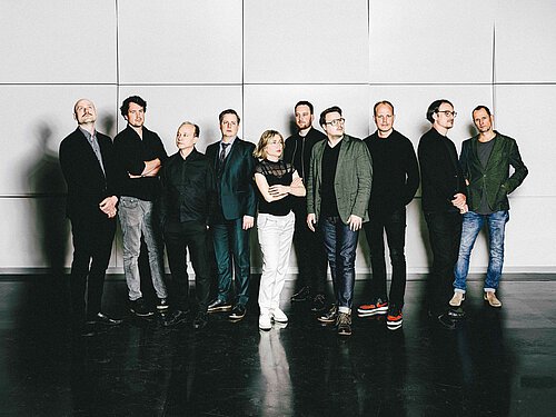 Das Tentett zusammenstehend