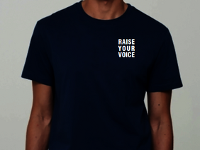 Blaues T-Shirt von vorne mit der Aufschrift Raise Your Voice